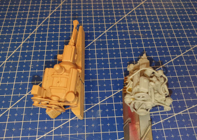 Motory OOB - oranžový ICM (13 dílů), šedý Bronco (77 dílů)