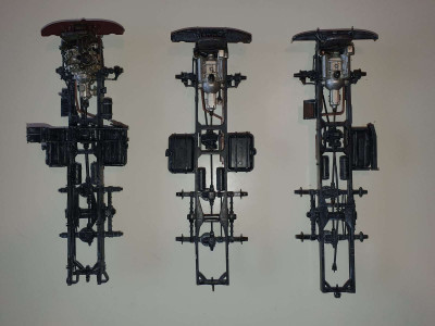 Podvozky - zleva doprava Bronco - dílna - hasič