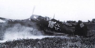 Messerschmitt-Bf-109E-3.(J)LG2-Red-15-during-maneuvers-phoney-war-1939-Aeroplan-2014-02-107-page-11.jpg