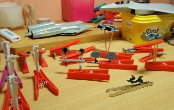 Takovej bordel někdy taky je na stole :D pár modelů se tam plete:D