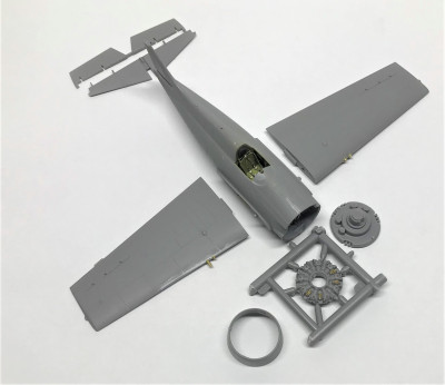 Mřížky na vstupech vzduch mezi válci motoru jsou vyrobeny z Eduardí síťoviny. Vstupy jsem odvrtal.