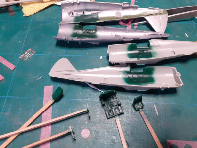 Nastriekane bočnice a diely kokpitu