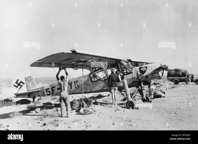 la-imagen-de-la-propaganda-nazi-representa-una-fieseler-fi-156-en-un-aerodromo-de-la-wehrmacht-alemana-en-tunez-publicado-el-7-de-abril-de-1941-lugar-desconocido-el-texto-en-la-parte-posterior-de-la-imagen-se-lee-la-ciguena-tambi.jpg