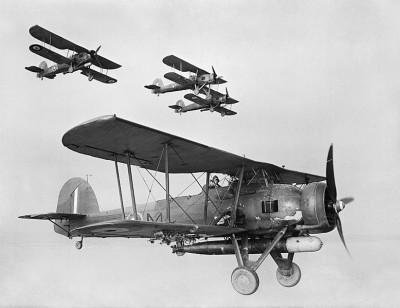 778px-Fairey_Swordfish_Mk_I_torpedo_bombers_of_the_Fleet_Air_Arm_on_a_training_flight_from_Crail_in_Scotland,_1940._A3532.jpg