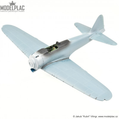 ...dorytá paneláž na náběžné hraně a všude tam, kde paneláž nenavazovala...