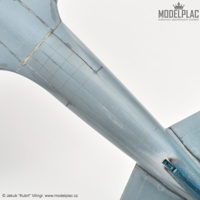 ...doplněné nýtové řady na spodku trupu, které po slepení modelu prostě zmizely po zásahu šmirglem zrnitosti 1000...