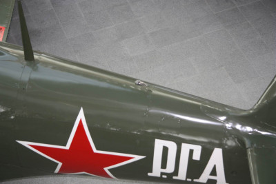 U tohoto muzeálního provedení si nejsem jistý upevněním anténního stožárku. Ten oválný plíšek jsem u jiných strojích neviděl.