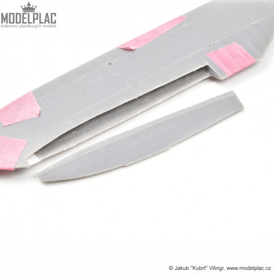 křidélka jsou vylisována spolu se spodní částí křídla a to vypadá fakt příšerně