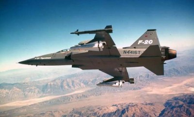 F-20, armado com  2 misseis AGM-65 Maverick  e 2 AIM-9J Sidewinder.jpg