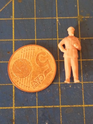 RAF officer_1.jpg (149.47 KiB) Zobrazeno 1032 x Všimnite si tú fajku v ústach...