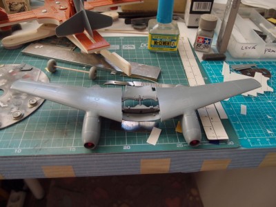 Motorové gondoly nalepeny. Ještě je potřeba potmelit vybrousit spoj, který tam být nemá