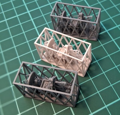 kokpity mají kolem sebe ochrannou ohrádku