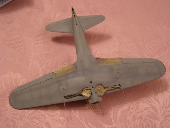 Po zaschnutí následovalo přestříkání spodních ploch šedou barvou. Efekt není tak výrazný jako při použití akrylátů.