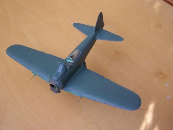 Po zamaskování spodních ploch následovalo nastříkání žlutých náběžných hran a po jejeji zamaskování následoval nástřik základním odstínem vrchních ploch.