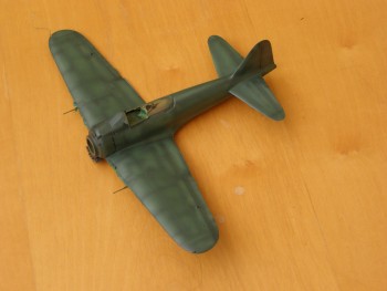 Pokud je výsledek příliš kontrastní (jako v tomto případě), lze jej utlumit přestříkáním originálním odstínem-opět velmi zředěným. Stříkal jsem jej zejména po linkách paneláže, abych utlumil jen tmavou barvu.