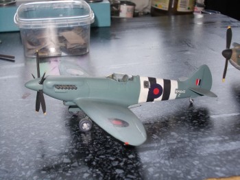 původně Matchboxův Spit IX/XVI, kombinace Matchbox, KP, Heller, Frog-Sea Fury vrtule, rok 1988