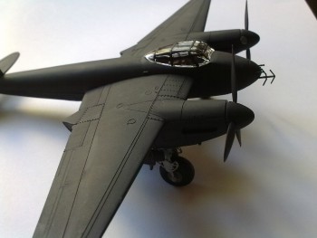 Detail krídel a motorových gondól.