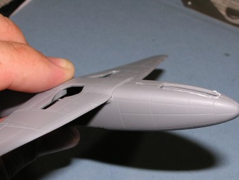 lícování centroplánu s trupem - je tam schůdek a chce to horní dosedací plochy přibrousit