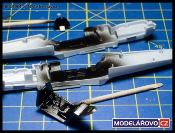 Černá, ale to poznáte, že?