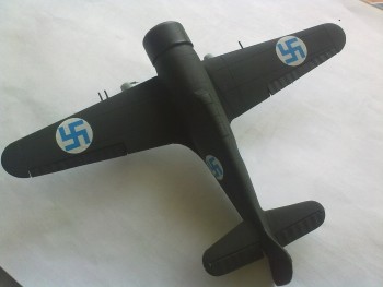 Na horných plochách olivová.