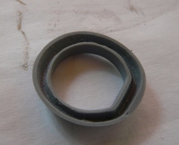 Musí se obrousit ten vnitřní kryt, pak to bude dobrý. I podle fotek je ten střed hodně slabej.