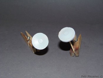 Naznačení opotřebení gumových obručí na pojezdových kolech.