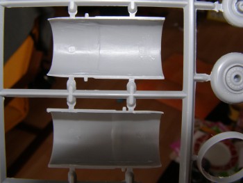 Stopy po vyrážečích, defekty na formě a nerovnosti ve výtokové tryscea