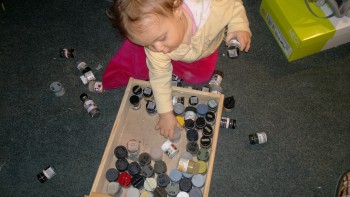 Neteř objevila šuplík z barvama........