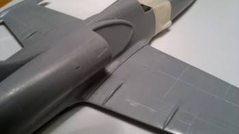 vypadá to hodně prasácky, ale ještě rozepřu trup a snad ta spára zmizí.....hold, ze mě modelář asi nikdy nebude :D