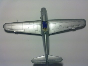 To pri „koreňoch“ krídla pri odtokovej hrane nie sú ryhy, to sú chodníčky.