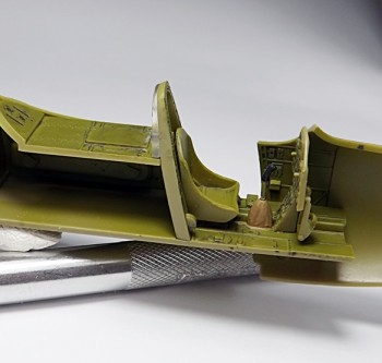 Prístrojovka mala byť čierna no po nalepení sa mi to nechcelo už meniť.