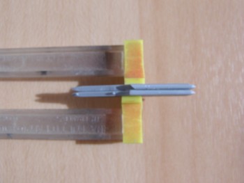 Nutná úprava závěsníků, aby jakž takž lícovaly, byť i teď si vyžádají masivní tmelení.