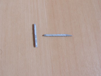 Tmelení propadlin, tmelím nadvakrát, protože při broušení přijdu o rytí a potřebuju vzor