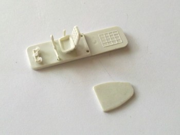 Zlepené diely kokpitu. Pancierová doska si žiadá úpravy.