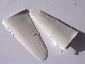 Brúsenie ľavej polovice krídla a vpravo už prerytá a onitovaná.