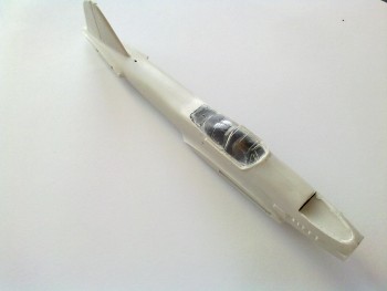 Tmelenie prekrytu sekundovým lepidlom a Tamiya Putty White. Čaká ma ešte vstup vzduchu.