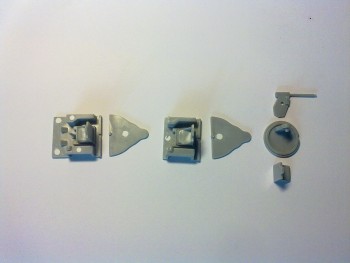 Diely kokpitu s vytmelenými stopmi po vyrážačoch.