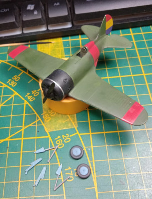 Mosca nachystánou do laku.