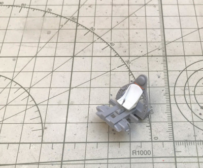 Vyměnil hrazdu za sedadlem a odvrtal otvory v přepážce.