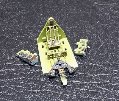 kokpit před sestavením, přístroje na bočních pultech jsou vyřezané z obtisků a nalepené