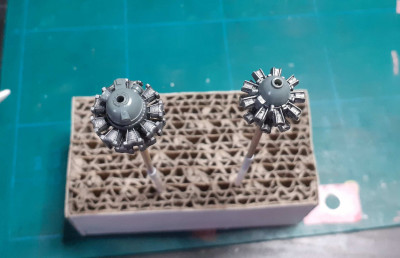 Vľavo Revell, vpravo Academy