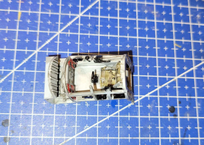 Sestavený kokpit před vlepením do trupu