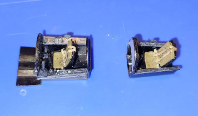 Kokpity před zalepením do trupu