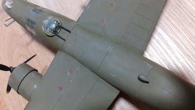 Takisto tie akoby mokré škvrny na krídle pri trupe.