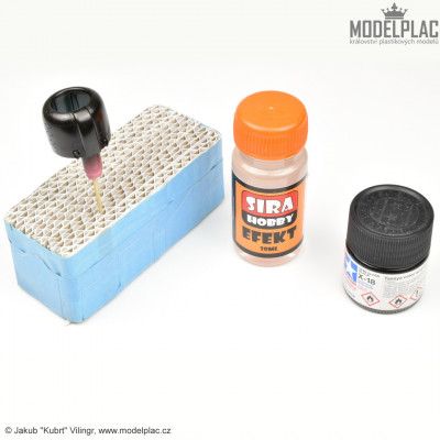 Přímo na nezalakovaný kovový podklad (AK Interactive Extreme metal) jsem nastříkal nenaředěný přípravek a po asi pěti minutách to celé přestříkal barvou Tamiya Acrylics X-18 ředěnou originálním ředidlem Tamiya X-20A s bílým víčkem...