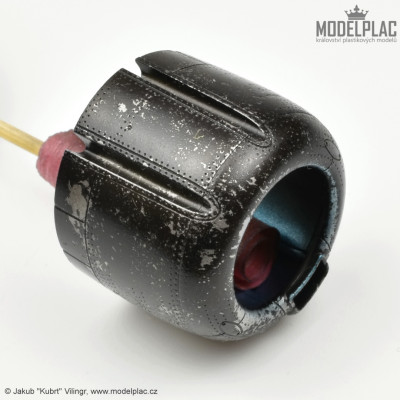 Po asi deseti minutách jsem plochých štětcem navlhčil povrch a opatrně štětcem odmýval...