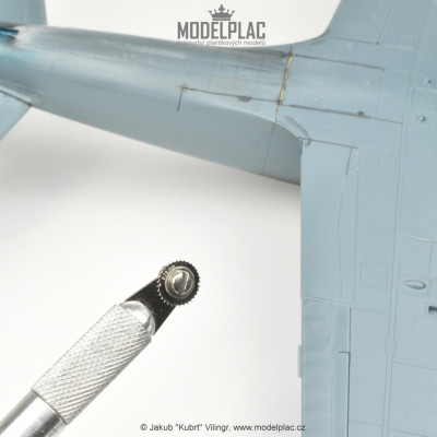 ...nýrovací kolečko RB Productions krok 0,75 mm je optimální k doplnění chybějících nýtů...