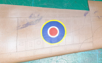 Pokus o nastriekanie trupovej kokardy. Je to všetko, len nie kruhy, a nie sústredené. (odtiene farieb si nevšímajte)