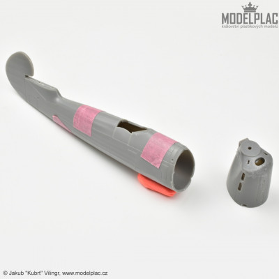 od trupu jsem oddělil celý motorový kryt, protože na něm bude strašně práce a hlavně potřebuji vytvořit škvíru mezi krytem a trupem