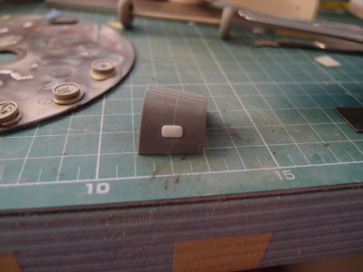 Nová krytka. Dvoumístné a PL-01 měly místo slzy obdélníček.